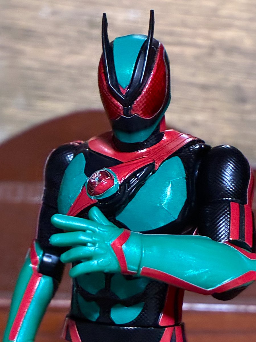 shayashi18's tweet photo. 装動　ゼッツ　なぜかこれだけフラゲできた
ゼッツドライバーの緑色はシールの残りを切り貼り
背中側は一切シール無いので塗装
触角は切って尖らせた！
稼働は標準的な装動だけど、造形がめちゃ良い！
カプセムの絵柄までシールで再現してるのが素晴らしい…！
#仮面ライダーゼッツ https://t.co/BGL623JwmR