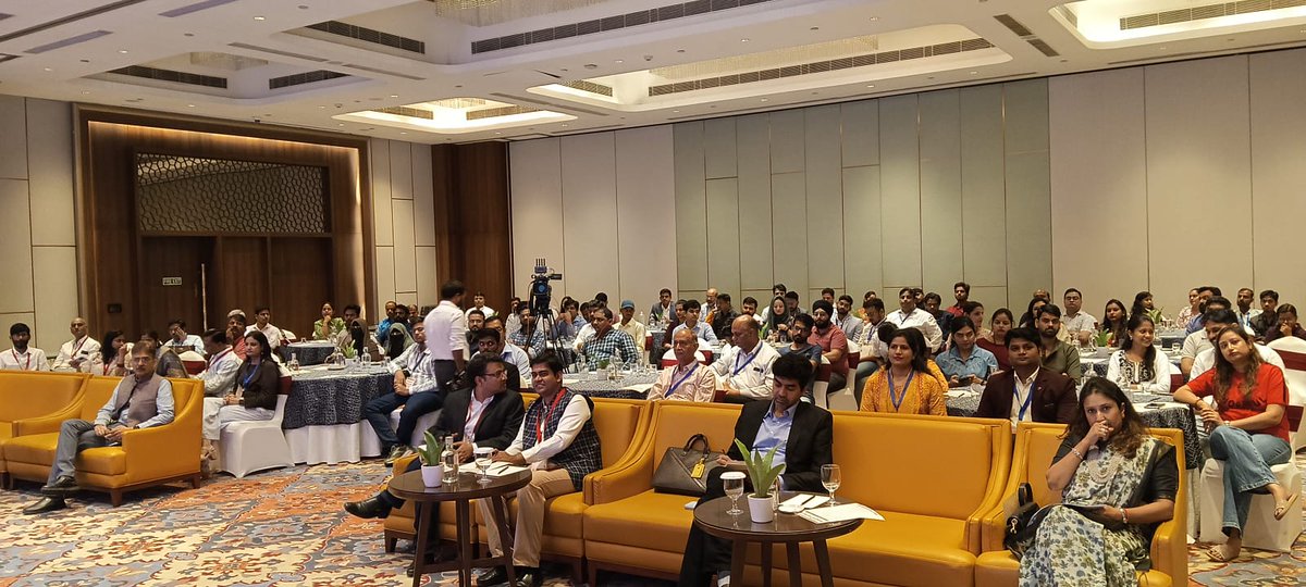 STPILucknow's tweet photo. @GoI_MeitY @stpiindia @arvindtw @guptaa_sanjay @prvdwivedi @STPINoida @MedTechCoE @uplclko Dr. Vineet Kansal, Director, IET Lucknow, highlighted how #academia can drive innovation, nurture young talent &amp; fuel the #startup ecosystem in Uttar Pradesh. 🎓🚀
 #IETLucknow #Innovation #UPStartups https://t.co/SFjoH01JT1
