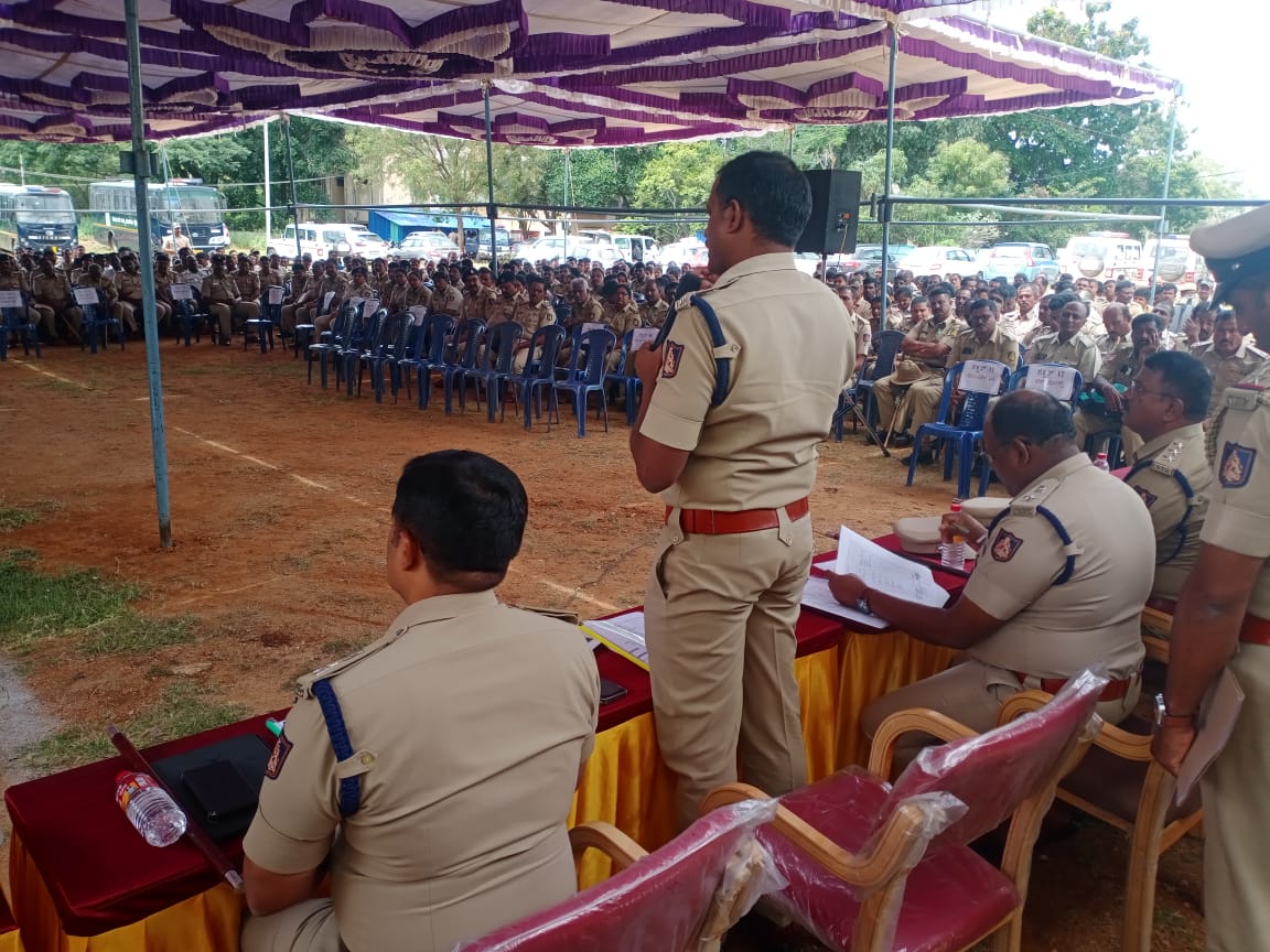 SPTumkur's tweet photo. ಇಂದು ಶಿರಾ ನಗರದ  ಶಿರಾ ಹಿಂದೂ ಮಹಾಗಣಪತಿ ವಿಸರ್ಜನಾ ಕಾರ್ಯಕ್ರಮದ ಬಂದೋಬಸ್ತ್ ನ ಅಂಗವಾಗಿ ಪೊಲೀಸ್ ಅಧಿಕಾರಿ ಮತ್ತು ಸಿಬ್ಬಂದಿಗಳಿಗೆ ಬ್ರೀಫಿಂಗ್ ನಡೆಸಿ ಸೂಕ್ತ ಸಲಹೆ ಮತ್ತು ಸೂಚನೆಗಳನ್ನು ನೀಡಲಾಯಿತು. #TumakuruDistrictPolice 
#SiraHinduMahaGanapati 
#Bandobasth
@venkatashok https://t.co/JSVy5EpsIO