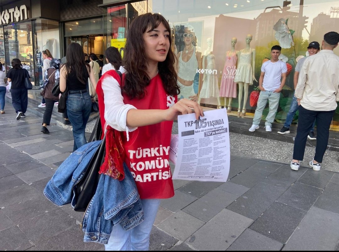 Kadınlar, hayatlarının her alanında düzenin yarattığı eşitsizliğe mahkum edilmeye çalışılıyor.

Yurtlarda, okullarda, sokaklarda özgürce dolaştığımız bir ülke kuralım diyen emekçi kadınlar:

🚩Halkın aklı ve vicdanı olan Partiye, TKP'ye katılın!
tkp.org.tr/gonullu