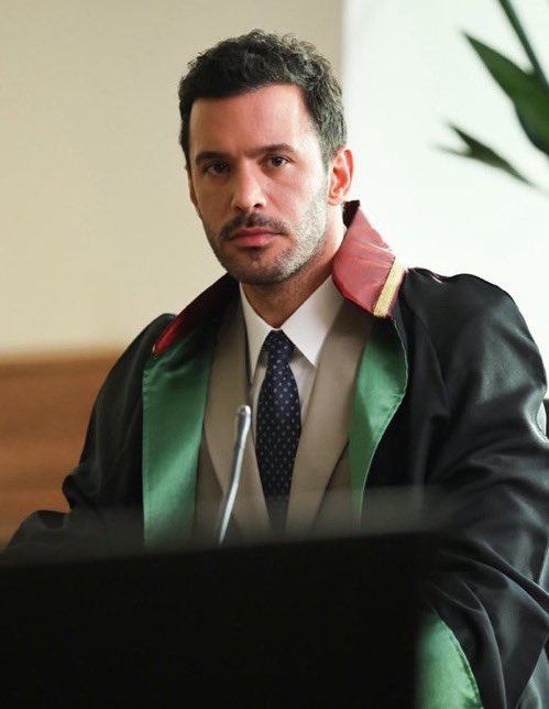اليوم عودة الكينق بعد غياب اليوم. نكحل عيوننا بشوفته بعد غياب سنتين عن الشاشات ، باذن الله ينجح المسلسل ونستمر نكحل عيوننا بباريش كل اسبوع ، يوم الجمعه اصبح منتظر الان بسبب وجوده ، باذن الله نفرح بالريت وينجح المسلسل🖤