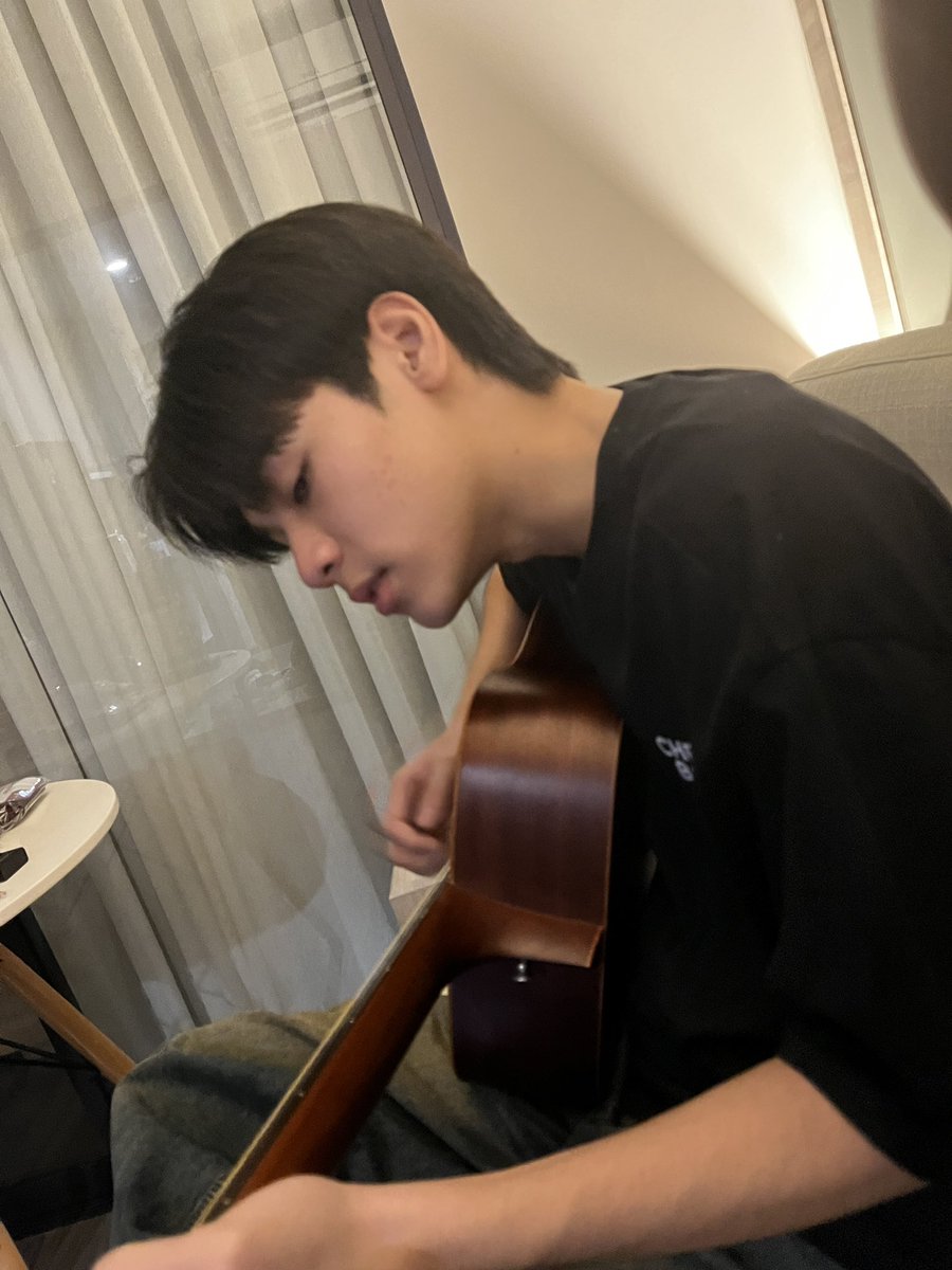 นักดนตรีท่านหนึ่ง🎶🎸