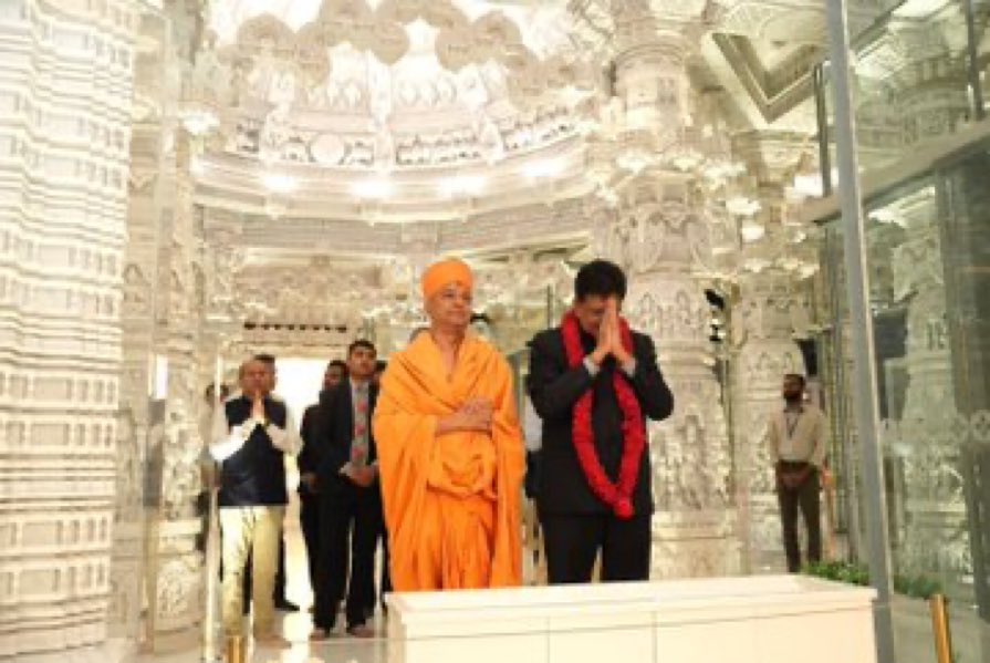 Indian Minister prays in a Temple in UAE 🇦🇪 as the Indian gov. speeds up bulldozing Mosques and Muslim religious places in India.
The Temple authorities in UAE has supported indian gov. move to demolish Mosques. 🕌