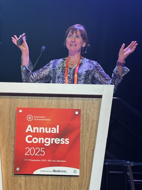 Spreading the Global Citizenship message at the Association of Anaesthetists Annual Congress in Aberdeen this week.

I didn't realise how much I waved my hands around!

(Photo credits Alison Jarman and Lois Brand).