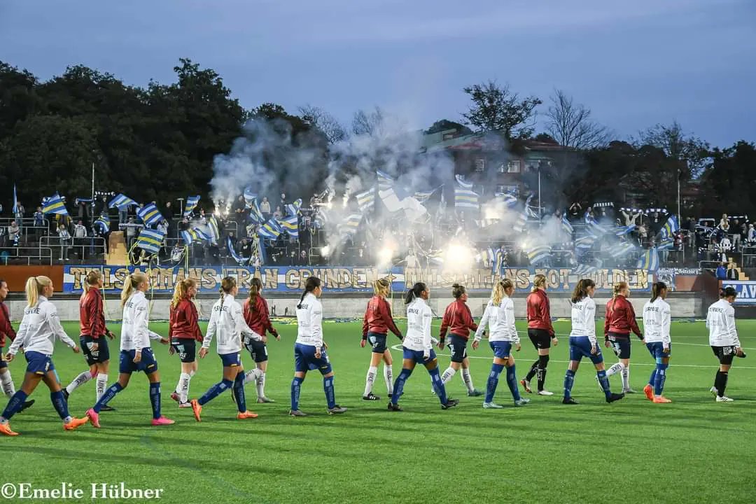 Jag vet att ni längtar till herrarnas match mot BP, men jag tänker på att vårat damlag, 6 år efter medlemsbeslutet om att starta ett Blåvitt damlag, på söndag kommer säkra sin plats i elitfotbollen för nästa säsong. Ny blåvit historia. #ifkgbg #ängladamerna 
📷: <a href="/EmzaansFoto/">Emelie Hübner</a>