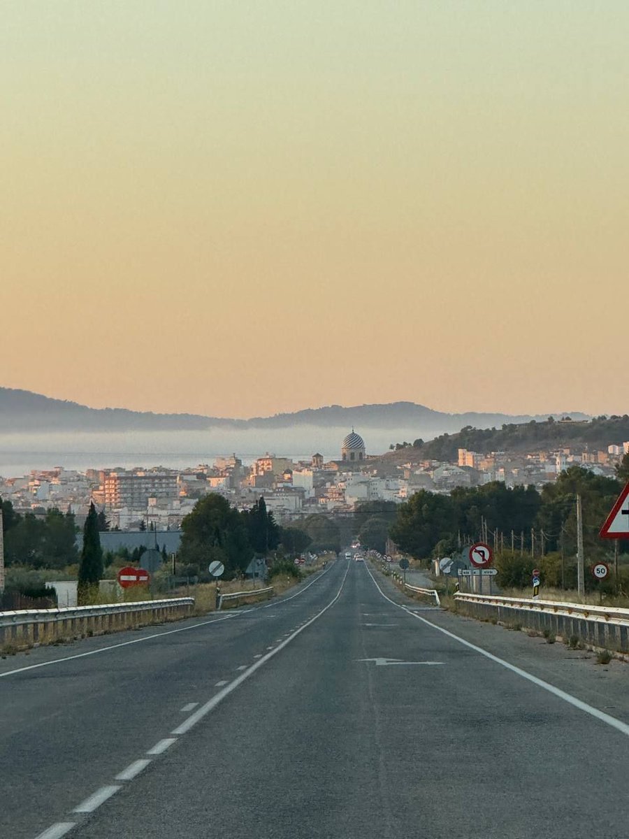 🌫 Como viene siendo habitual en los últimos días, de nuevo las nubes bajas y los bancos de #nieblas eran los protagonistas este amanecer.

📸🔝Así eran vistas desde #Jumilla y #Yecla, por Juanjo Pérez y Francis Puche.