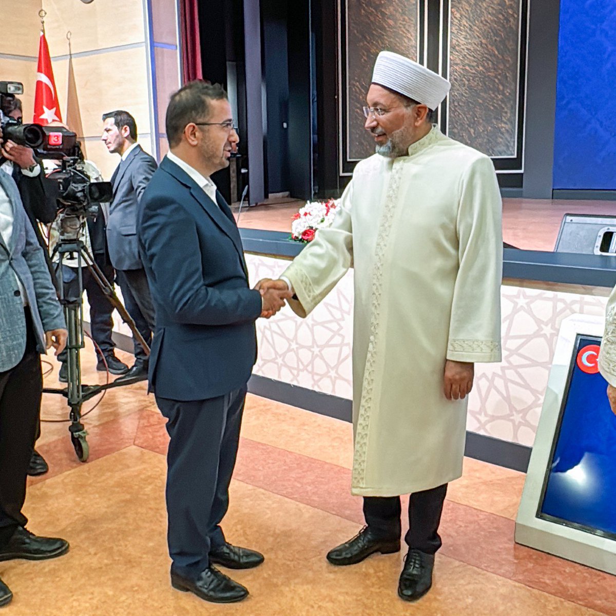 Diyanet’te Devir Teslim Törenine katıldık.

✅️Diyanet İşleri Başkanlığı’na atanan Prof. Dr. Safi Arpaguş, 19 Eylül 2025 tarihinde düzenlenen törenle görevini Prof. Dr. Ali Erbaş’tan devraldı.

✅️Devir teslim törenine, Bağımsız Diyanet-Sen Genel Başkanı Faruk Çetin, Genel