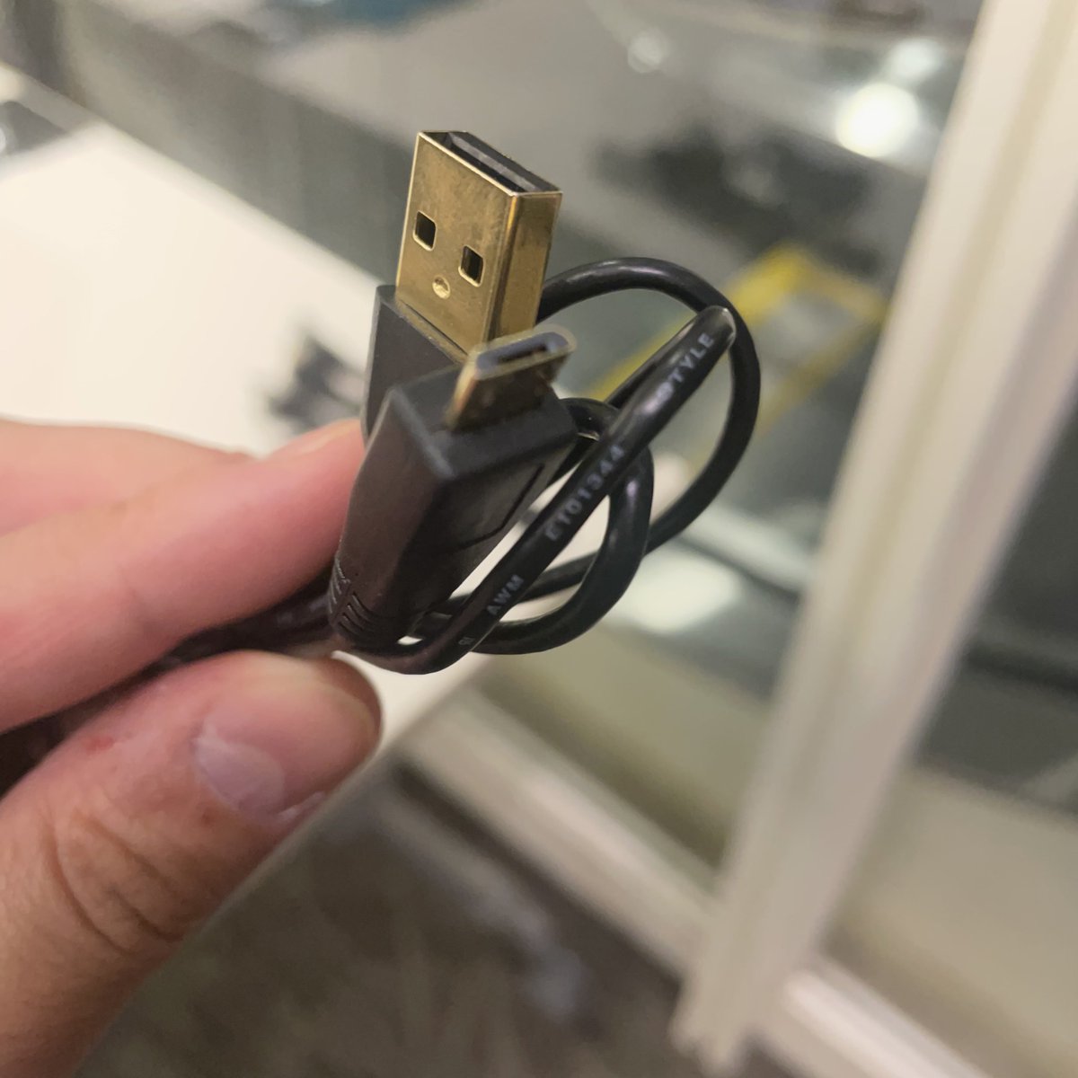 hexuuun's tweet image. なんで？ #iosdc #microusb #ご自由にお取りください