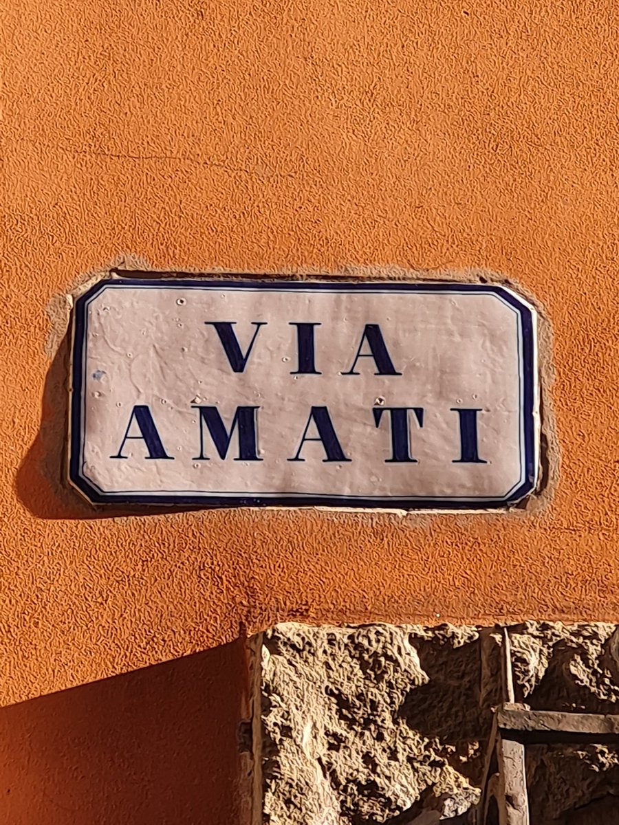 Ho deciso d'avviare un'attività imprenditoriale in proprio, abusiva, per far innamorare le persone tra loro. Con tutti i crismi della legalità, nel rispetto della praisi. Farò incontrare tra loro solo i profili psicologici "compatibili abbestia". Si faccino avanti gli interessati