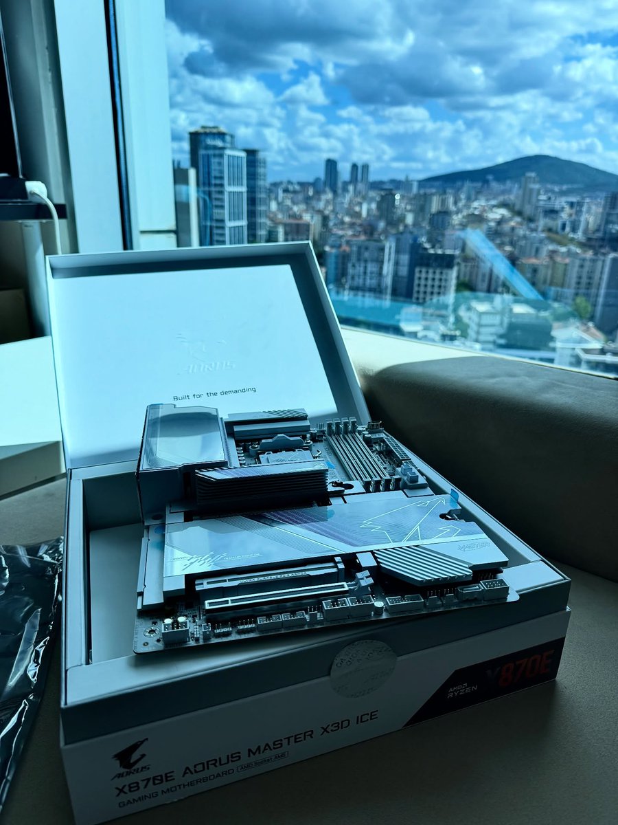 GIGABYTE_DE's tweet image. GIGABYTE AORUS AERO AI TOP POWER 😎

GIGABYTE X870E AORUS MASTER X3D ICE 🧊

Dank an 💘🛠📸🎥💻: @ aorus_turkiye

#GIGABYTE #custompc #pcgaming #aorus #pcmr #graphicscard #pchardware #AMD #X3D #X870E