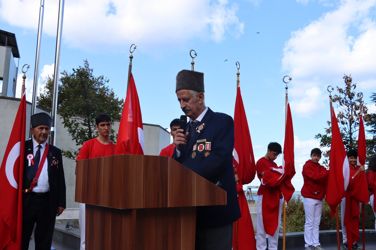 🇹🇷 19 Eylül Gaziler Günü münasebetiyle Atatürk Anıtı önünde Gazilerimizi Anma ve Çelenk Sunma Programı gerçekleştirildi.

Törene; Valimiz Sayın Osman Hacıbektaşoğlu, il protokolümüz, muharip gazilerimiz, İl Milli Eğitim Müdürümüz Uygar Keskin, öğretmenlerimiz, öğrencilerimiz ve