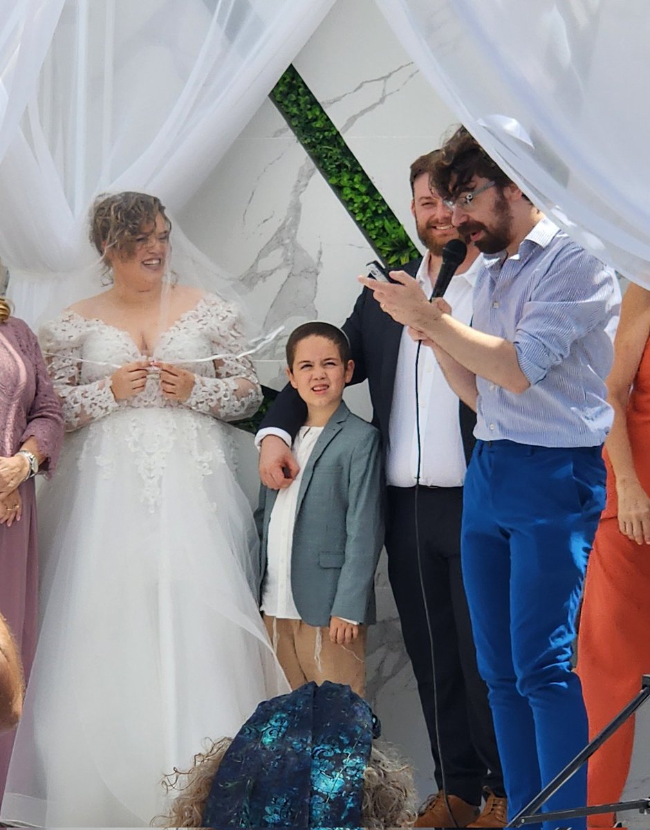 ניסיתי לתפוס תמונה בה דוד מספיק מפוקסל ואז עידן הסתיר אותו אז נראה לי די מוצלח
מזל טוב חמודים שלנו כל הטוויטר (פיזית) מריע באוויר❤️