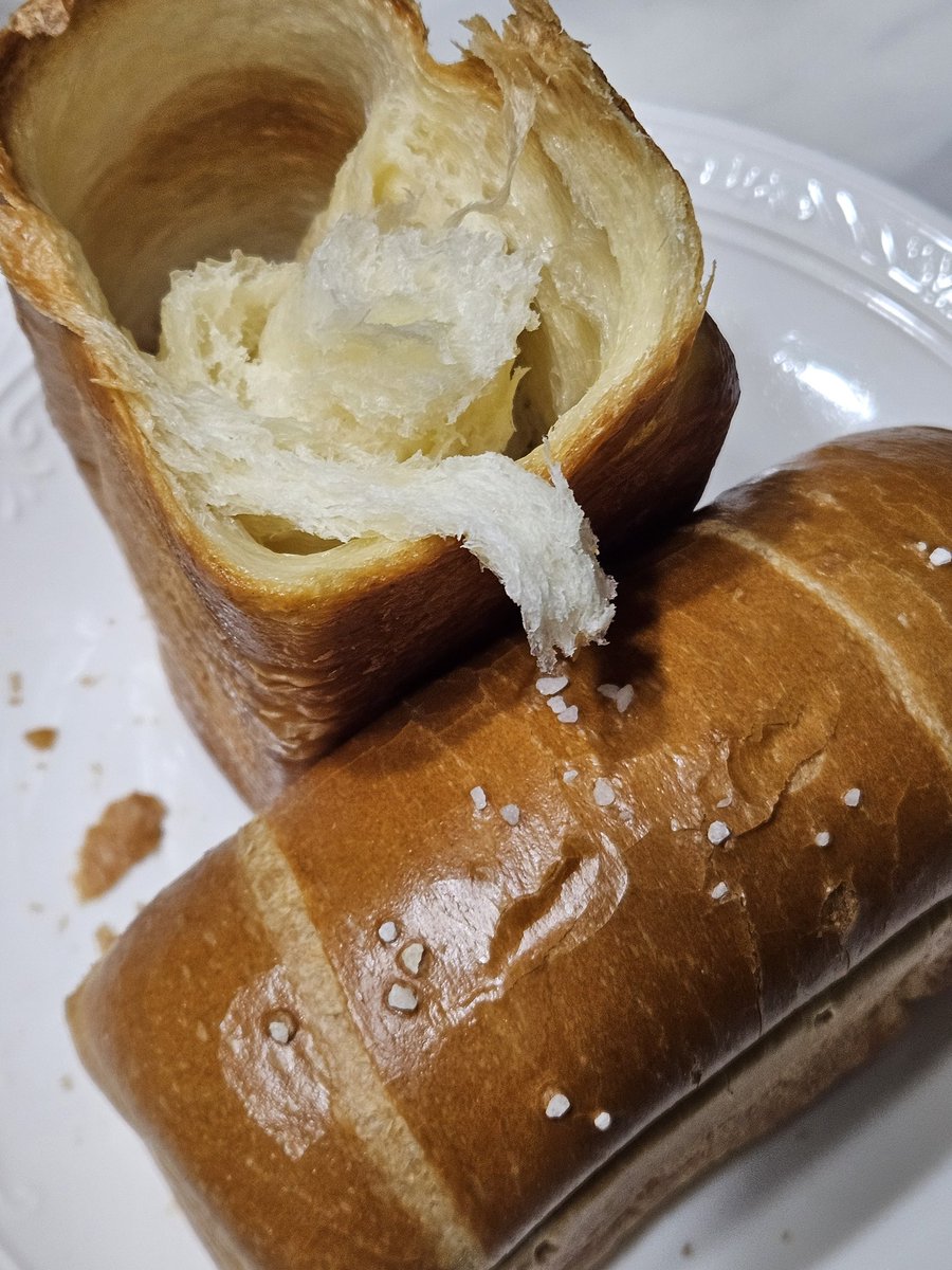 디저트39 프렌치버터 소금식빵 너무 맛있는데 잠만 배달온지 좀 됐는데 너무 바삭하고 버터향 미쳤어요