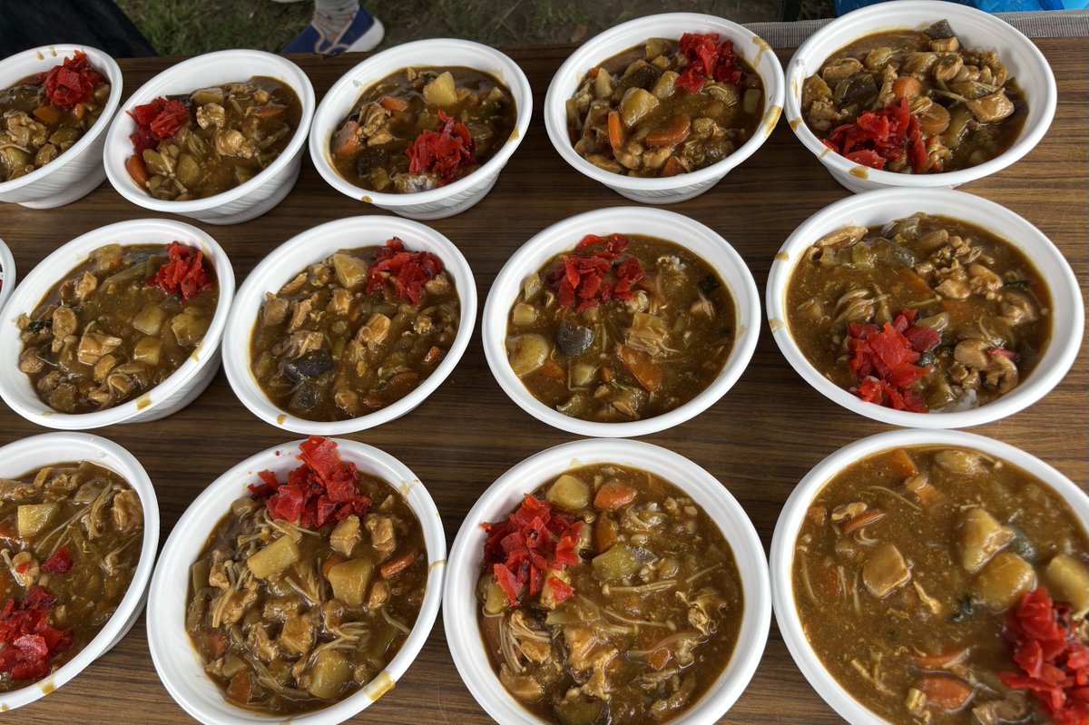 18日（木）の小野浜公園・炊き出しはカレー丼の提供でした。この日は当センターの自主運営の日、87名の方の利用がありました。次回は20日（土）12時配食スタートの予定です（12時半まで）。