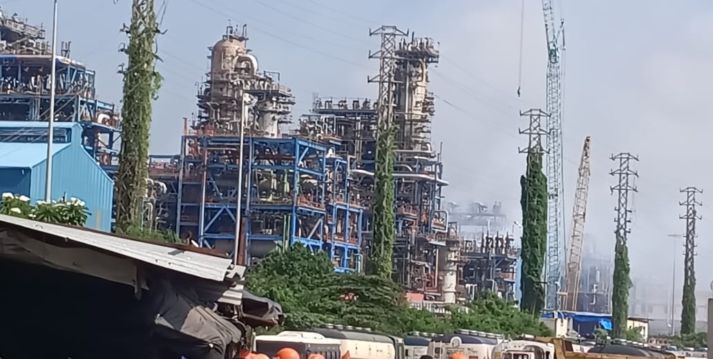 jsuryareddy's tweet image. Gas leakage and fire, after pipe burst reported at the Hindustan Petroleum Corporation (#HPCL) Refineries, in #Visakhapatnam

Reportedly the #GasLeak at the RUF site, where the expansion work is underway.

Workers were run outside in panic, after seeing the smoke.

#GasLeakage