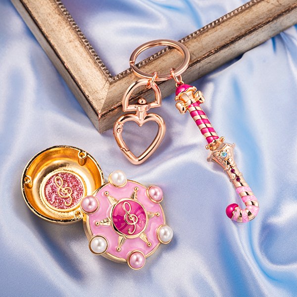 💖#おジャ魔女どれみ💖
【9/26（金）新商品発売!】
大人気のMagical Jewelryシリーズから「パララタップ」をモチーフにした手のひらサイズのジュエリーケースが登場！

小ぶりながらも重量感があり、蓋を開けた底にも煌びやかなデザインが施されています♪

詳細はこちら👇
toei-anim.co.jp/anibirth/popup…