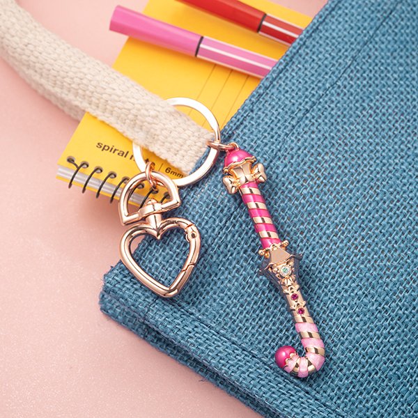 💖#おジャ魔女どれみ💖
【9/26（金）新商品発売!】
Magical Jewelryシリーズから「スウィートポロン」モチーフのバッグチャームが登場！

ピンクゴールドメッキの上品な輝き✨
ハート型のカラビナ付きでポロンと一緒に他のチャームや鍵なども付けられます♪

詳細はこちら👇
toei-anim.co.jp/anibirth/popup…
