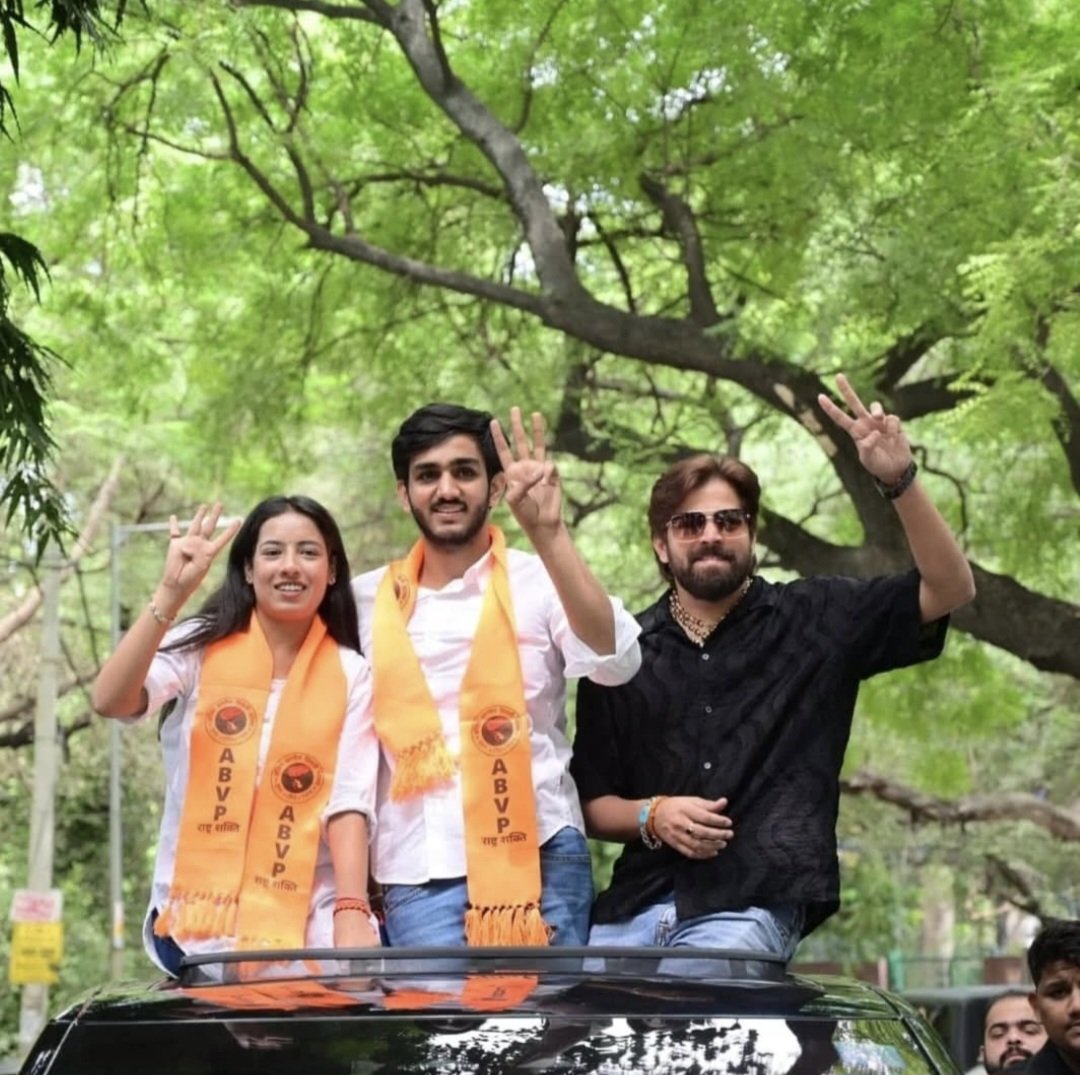 _aadi_165's tweet photo. दुनिया दे��� रहीं हैं दम,
DUSU जीत गए हैं हम।

दिल्ली विश्वविद्यालय छात्र संघ चुनाव में NSUI के "वोट चोरी" के भ्रामक नारे पर छात्रों का कड़ा तमाचा, ABVP की ऐतिहासिक जीत पर बधाई 
#ABVP4DUSU 
#ABVPWins #ABVP #DUSU https://t.co/3V24v38pMB