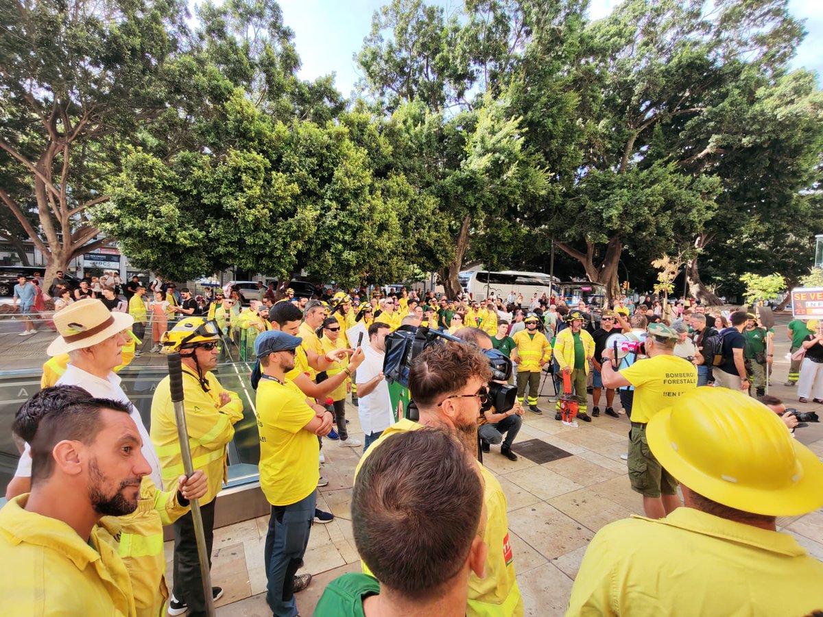 Hoy Siguiendo con el Calendario de Movilizaciones los Bomberos Forestales de <a href="/Plan_INFOCA/">EMA INFOCA</a> hemos estado en Málaga para seguir luchando por nuestros derechos laborales.

Señor <a href="/JuanMa_Moreno/">Juanma Moreno</a> y <a href="/antoniosanz/">Antonio Sanz Cabello</a> en breves nos verás en Sevilla y no va a ser para bien, os lo aseguramos. 🔥