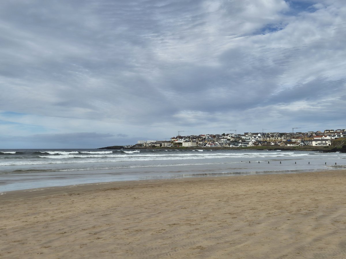 Hell from a warm &amp; dry Portstewart Strand 😎👍🏻
<a href="/bbcniweather/">BBC NI Weather</a> <a href="/barrabest/">Barra Best</a> <a href="/WeatherCee/">Cecilia Daly</a> <a href="/linzilima/">Linzi Lima</a> <a href="/Ali_Totten/">Ali Totten</a>