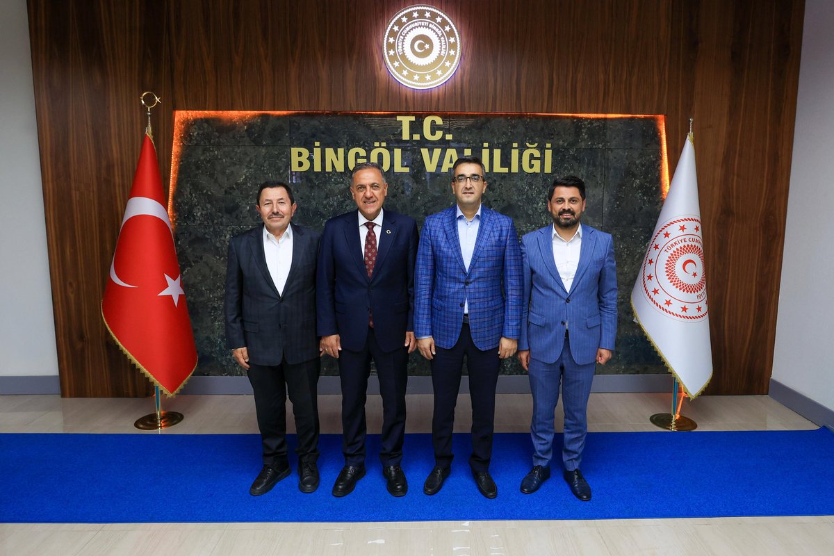 yilmaz_seven's tweet photo. Bingöl Valimiz Sayın Ahmet Hamdi Usta'yı, ilimizin önceki dönem Valilerinden Sayın İrfan Balkanlıoğlu ve ilimizde geçmiş dönemlerde Hâkim olan, önceki dönem Adalet Bakan Yardımcısı, Yargıtay Üyesi Sayın Yakup Moğol ile birlikte makamında ziyaret ettik. Bu anlamlı buluşmada, Bingöl'ün geçmişi ve bugünü üzerine fikir alışverişinde bulunma fırsatı yakaladık. Şehrimize hizmet etmiş değerli isimlerle bir araya gelmekten büyük onur duyduk. @ahusta07 @IrfanBlknlglu @YakupMogul