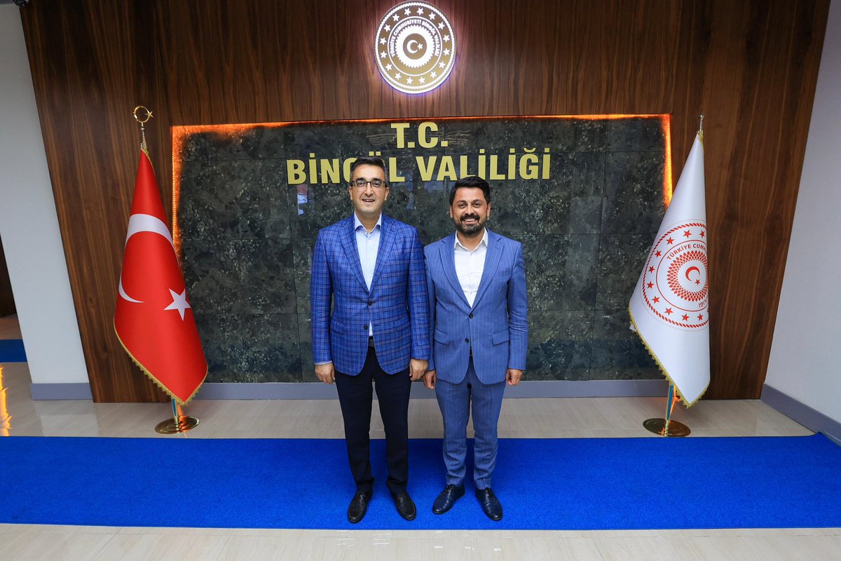 yilmaz_seven's tweet photo. Bingöl Valimiz Sayın Ahmet Hamdi Usta'yı, ilimizin önceki dönem Valilerinden Sayın İrfan Balkanlıoğlu ve ilimizde geçmiş dönemlerde Hâkim olan, önceki dönem Adalet Bakan Yardımcısı, Yargıtay Üyesi Sayın Yakup Moğol ile birlikte makamında ziyaret ettik. Bu anlamlı buluşmada, Bingöl'ün geçmişi ve bugünü üzerine fikir alışverişinde bulunma fırsatı yakaladık. Şehrimize hizmet etmiş değerli isimlerle bir araya gelmekten büyük onur duyduk. @ahusta07 @IrfanBlknlglu @YakupMogul