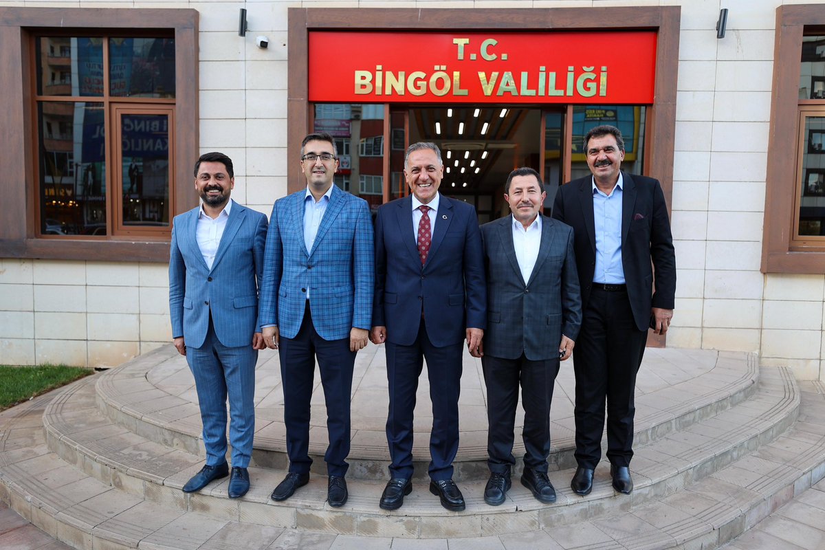 yilmaz_seven's tweet photo. Bingöl Valimiz Sayın Ahmet Hamdi Usta'yı, ilimizin önceki dönem Valilerinden Sayın İrfan Balkanlıoğlu ve ilimizde geçmiş dönemlerde Hâkim olan, önceki dönem Adalet Bakan Yardımcısı, Yargıtay Üyesi Sayın Yakup Moğol ile birlikte makamında ziyaret ettik. Bu anlamlı buluşmada, Bingöl'ün geçmişi ve bugünü üzerine fikir alışverişinde bulunma fırsatı yakaladık. Şehrimize hizmet etmiş değerli isimlerle bir araya gelmekten büyük onur duyduk. @ahusta07 @IrfanBlknlglu @YakupMogul