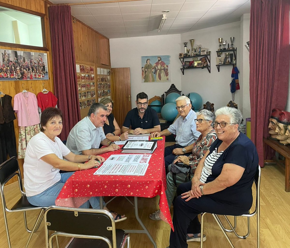 noesunvial's tweet photo. 💬 #Noesunvial És un carrer! hem rebut a la seu del barri de Sant Cristòfor i Mas Bernat #Olot al diputat d'ERC per Girona @vinasxifra i a @jquintanaolot, @pepsantapau i @Mari_gonzalez_
🙌🏽 Som gent del poble i barri defensant que la necessària #VariantOlot no es pot demorar més! https://t.co/E1YSLd79Kg
