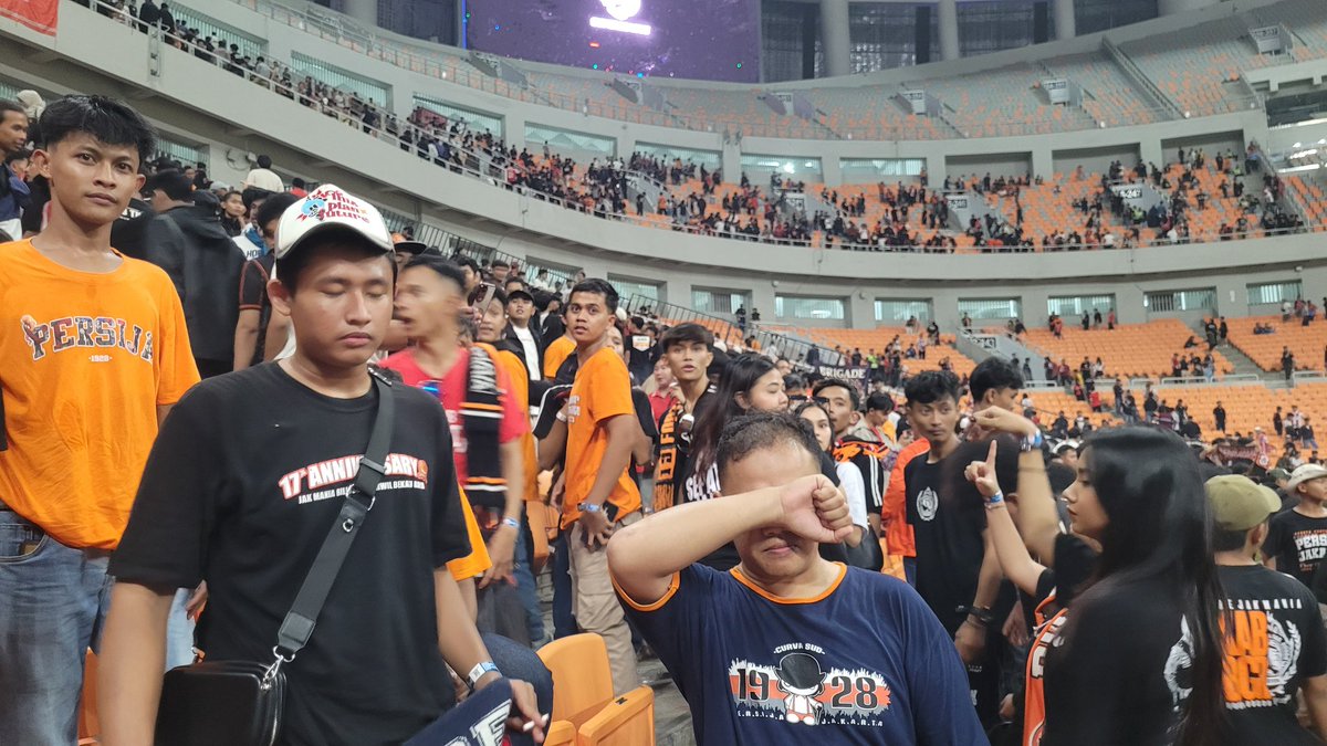 VIJbois's tweet photo. Lagi dan lagi, 2 laga di kandang pula wasitnya berat sebelah di tambah pemain lawan gampang jatuh. 

Gimana penonton / suporter tidak tambah dosa ? Dan mengakibatkan rusuh / pertengkaran antar suporter. 

Tolong lah itu @pssi di evaluasi wasitnya biar adil dan tidak berat sebelah https://t.co/cpAX8Bi77L