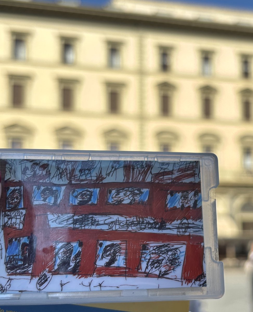 jennywalkabout's tweet photo. @sarasiobhan #LBBus in Florence today. Piazza della Repubblica. R not too impressed with the heat ! https://t.co/H6SKlaQ6wy