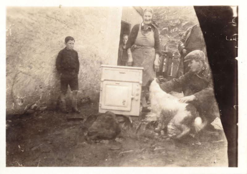 #FactFriday 70 years ago only around 300,000 electricity consumers were connected in the North of Scotland. 

In 1955 only 50% of farms &amp; crofts had mains supply, although an increase from 1948 figures 🐑

📸Images: Cooker delivery to Shieldaig in Wester Ross in the 1950s.