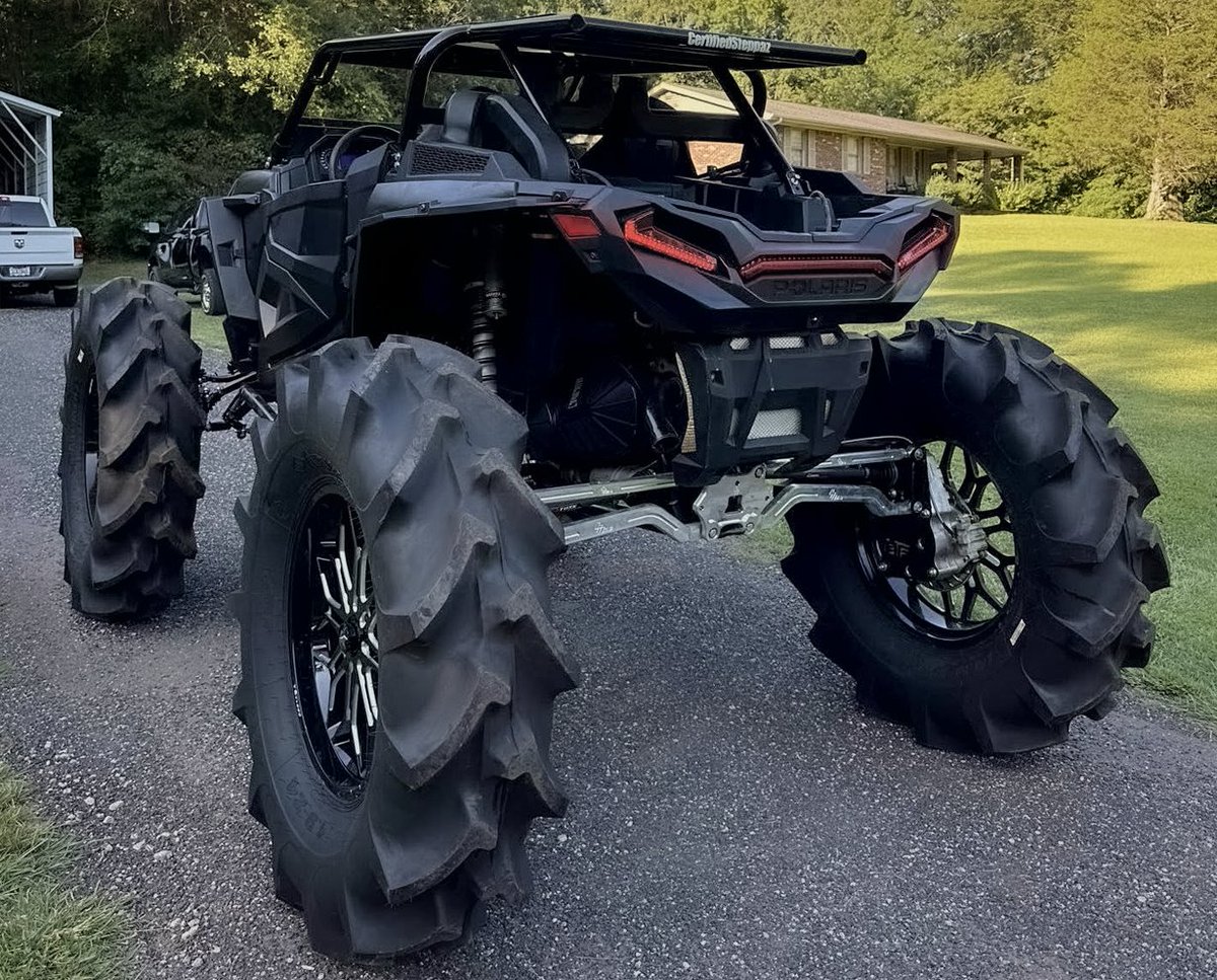 superatvtweet's tweet image. A monster #PolarisRZR rolling out of @rejectfab on a #SuperATV 8" #GDP portal gear lift kit with 60% Gear Reduction for those massive mud tires!🤘⚙️🔥 #LetsRide