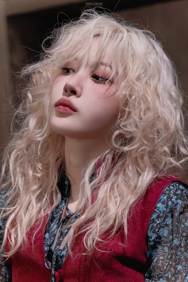 홍금비에밀리 진짜미첫음 진짜살벌함

이런눈을하고 
이런머리칼을하고 
야수같은몸짓으로 종이위에서춤을추시는데진짜 심장을 그대로반으로쪼개서가져가심

그리고 퀴퍼라는이름의강아지도키우심<ㄷㄷ최종청혼