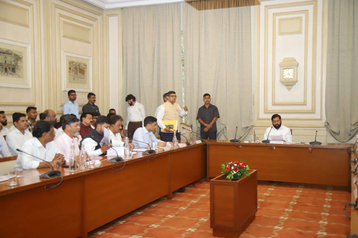 📍 #मुंबई |

#नवी_मुंबई महानगरपालिका हद्दीत नव्याने समाविष्ट केलेल्या १४ गावांना पाणीपुरवठा, रस्ते, आरोग्य सुविधा, शाळा अशा सुविधा प्राधान्याने प्राधान्य देण्याचे निर्देश आज सह्याद्री अतिथीगृहात पार पडलेल्या विशेष बैठकीत संबंधित अधिकाऱ्यांना दिले.

या मूलभुत सुविधा उपलब्ध करून