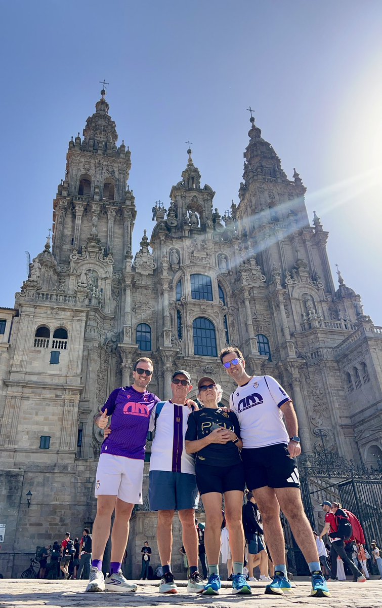 Hoy Santiago de Compostela es un poco más del <a href="/RealJaenCF/">Real Jaén C.F.</a>

Qué bonita forma de llegar, con la familia y el escudo más bonito del mundo en nuestro pecho. Nada mejor que ser embajador de tu tierra.

¡Hemos vestido de gala la Plaza del Obraidoro! 🤍💜

19/09/25 inolvidable recuerdo.