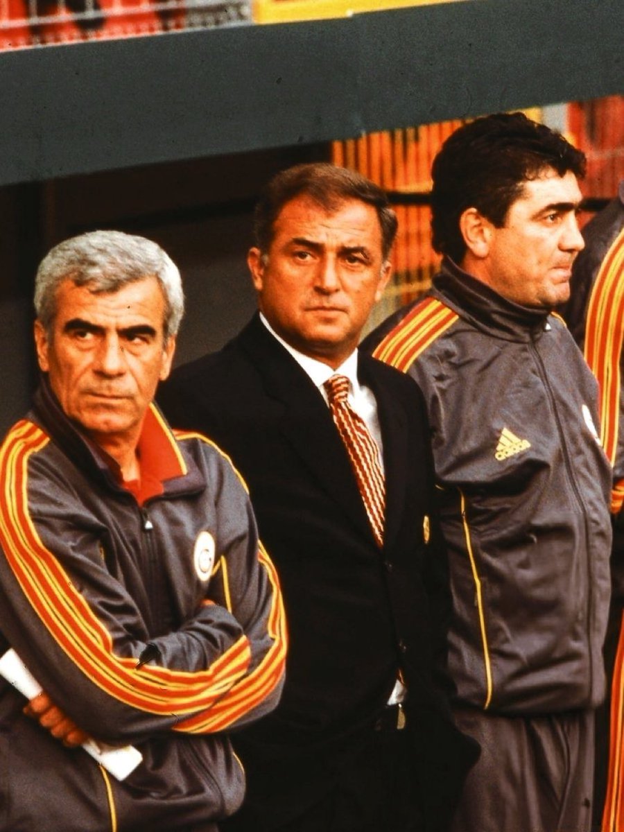 Bugün traş oldum. Tertemiz kıyafetlerimi giydim. Parfümümü sıktım ve hocamın konuk olduğu programı izledim. Sen çıtayı öyle bir yere koymuşsun ki 3 sene üst üste şampiyon olan hocayı beğenmiyoruz.