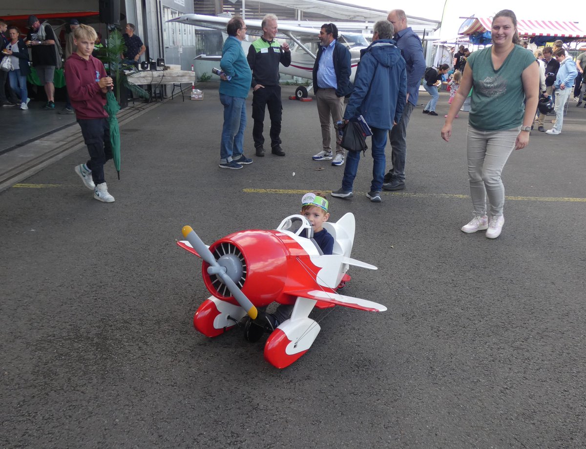 We komen nog even terug op de Teuge AirFair, afgelopen weekend. Niet alleen de ‘grote mensen’ hadden het enorm naar hun zin, maar ook bij veel kinderen is bij AMN het eerste zaadje van een beginnende vliegkoorts geplant. 
Kijk maar…. 😍