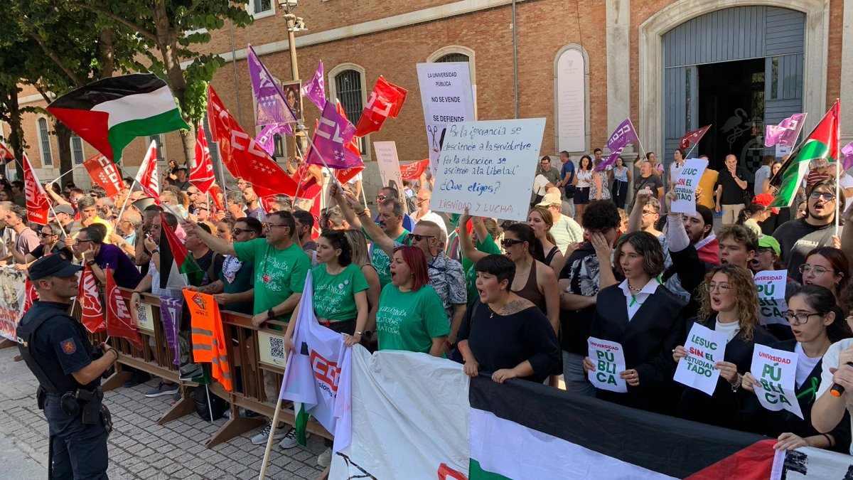 Yo estaba donde debía estar: al lado de mis vecinos y vecinas, defendiendo la universidad pública y unos servicios públicos de calidad. 

El PP eligió estar en el otro lado, aplaudiendo recortes.

Esa es la diferencia: la libertad es elegir si defiendes a tu gente o a quienes les