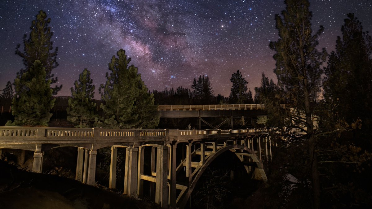 tpeakphotos's tweet image. An abandoned bridge, a rebuilt trestle, and the Milky Way🌌
This is Devil’s Corral Bridge over the Susan River—lit by flashlight, not moonlight.
Shot and stacked with care in the early hours of March.

buff.ly/CQ7Ns0j 

#MilkyWayPhotography #NightScape #RailsToTrails