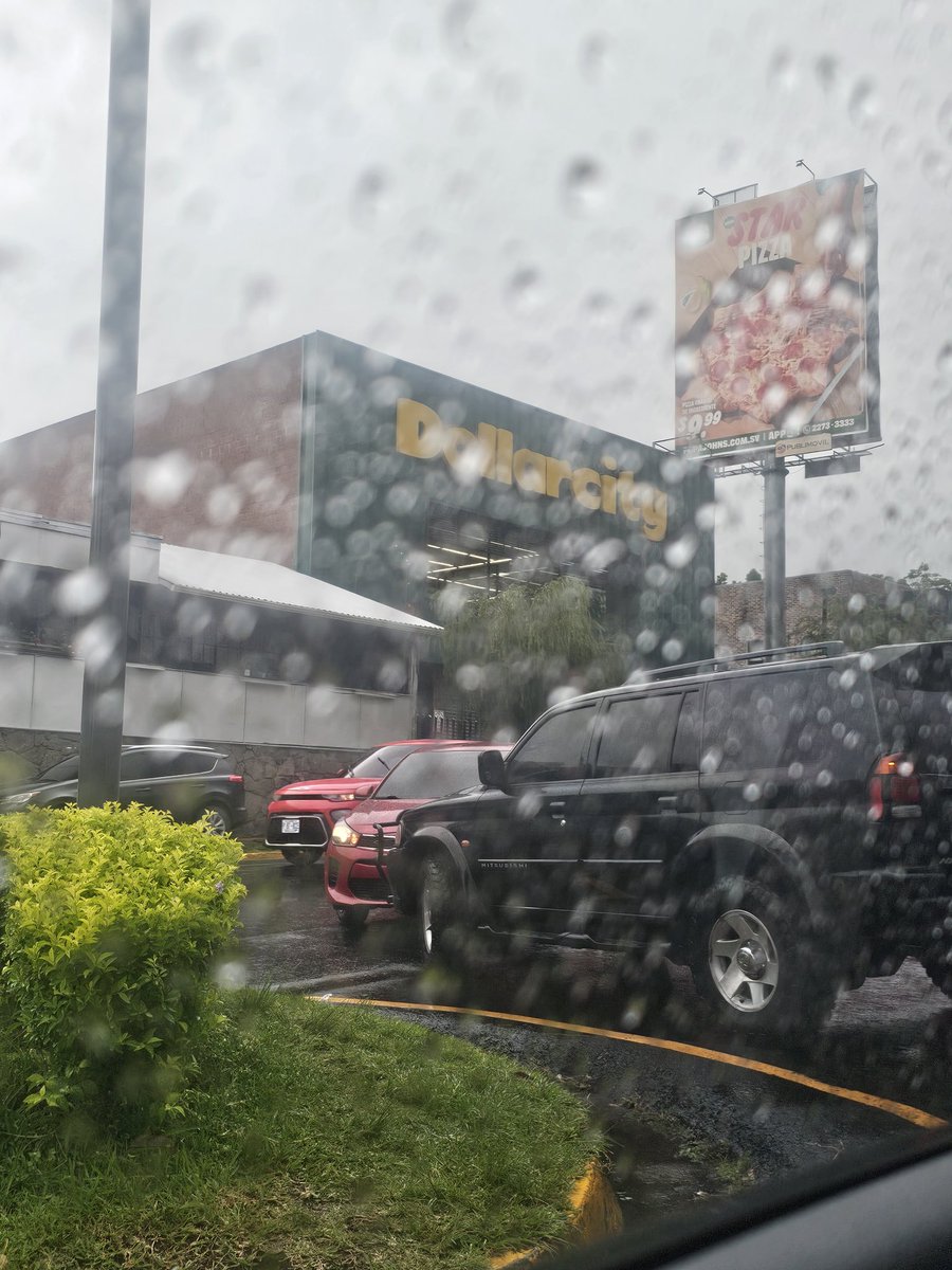 GuzmannAlexis's tweet photo. @VMTElSalvador  @PNCSV estos vehículos están generando tráfico sobre la avenida la revolución, casi frente al Hospital El Salvador. La conductora de la camioneta refiere que ya les llamo en varias ocasiones desde las 7:30 am y aún no hay presencia suya en el lugar. https://t.co/pciWFgb1X2