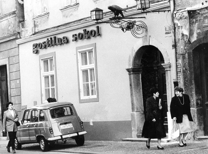 Se je še kdo spomni? Pri Sokolu so se zbirali slovenski kulturniki in intelektualci. Foto Aleš Černivec. 
Tam sem nekoč, davno tega, z mamo in nekaj likovniki, med njimi tudi slikarjem Rajkom Slapernikom, jedel pohanega piščanca.