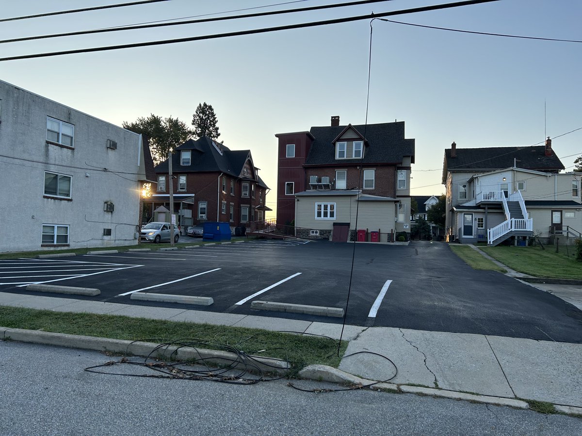 MikeMakoid's tweet photo. Hey — @VerizonSupport — Please roll a truck to Forrest Avenue between W9th &amp; W10th in Conshohocken, PA.  You have a mess of wire dangling to the sidewalk.

It’s been there for days. Better clean it up before a kid plays Tarzan and tries to swing across the street! Thx. https://t.co/NZrQfoavHy