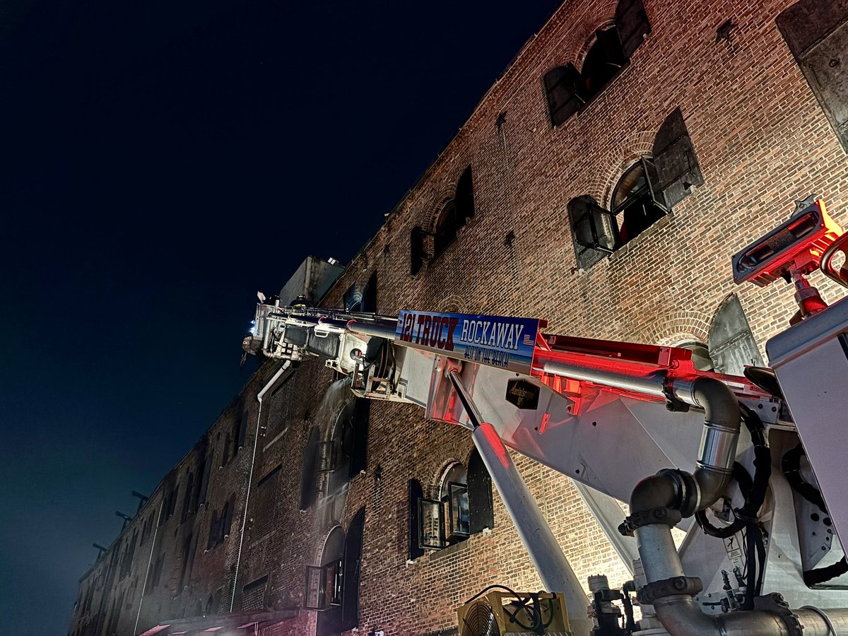 E265L121B47's tweet photo. Last night, #Ladder121 was called to assist operations at a five-alarm fire in a commercial building — Brooklyn Box 1387, 481 Van Brunt St., Red Hook.

#fdny #bestonthebeach #battalion47 https://t.co/m4t4wMiG8c