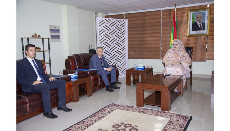 استقبلت وزيرة التجارة والسياحة زينب أحمدناه، اليوم الجمعة بمكتبها في نواكشوط، القائم بالأعمال بسفارة أوكرانيا في موريتانيا فيكتور بورت، لبحث سبل تعزيز التعاون الاقتصادي والسياحي بين البلدين. 🇲🇷🤝🇺🇦