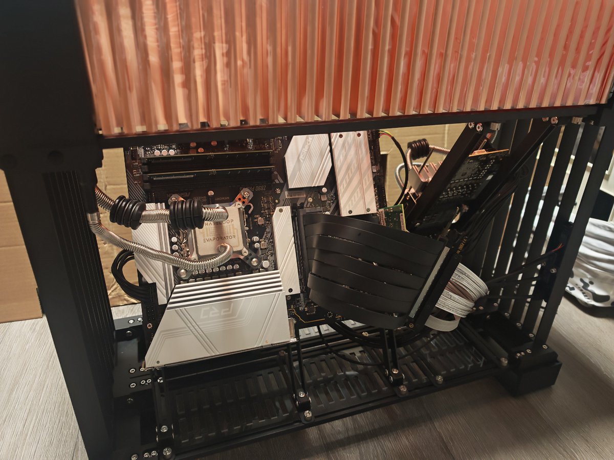 SG10素晴らしく組みやすい
この手のケースとしてはピカイチに組みやすかった
載せ替えも簡易水冷並に簡単そう
身構えてたので拍子抜け感はある