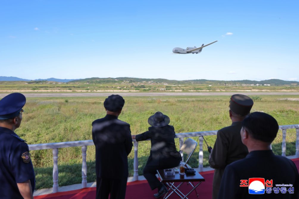 У северокорейцев появился Saetbyol-4 (аналог RQ-4 Global Hawk) - потолок 18 км, дальность 10 000 км, автономность 25 час. Теоретически может нести ракеты

Еще показали БПЛА класса "крыло" и новый "Kumsong" - аналог "Ланцета" с ИИ разнес укрепленные бункеры и имитацию танков.