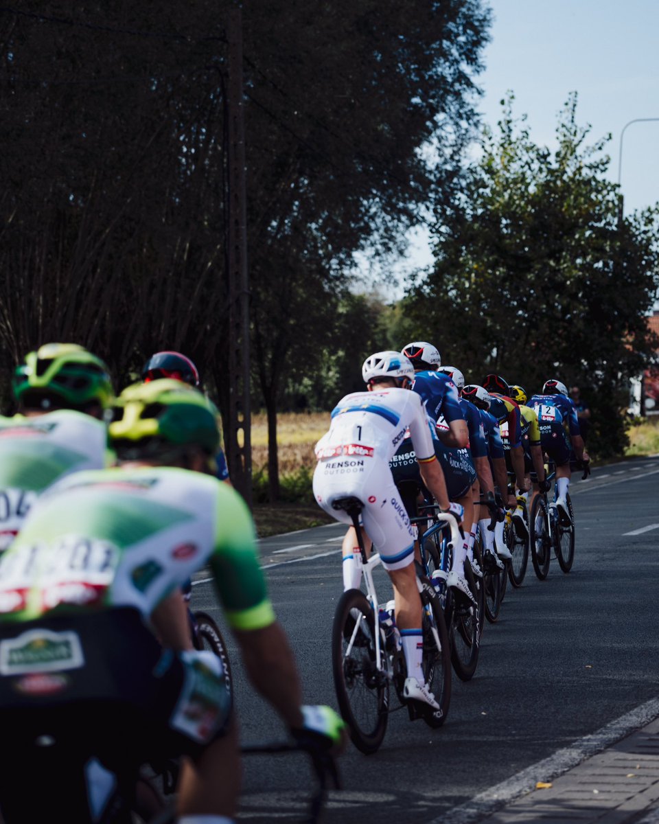 Complete peloton for the final lap of #KampioenschapvanVlaanderen.

Photo: <a href="/BeelWout/">Wout Beel</a>