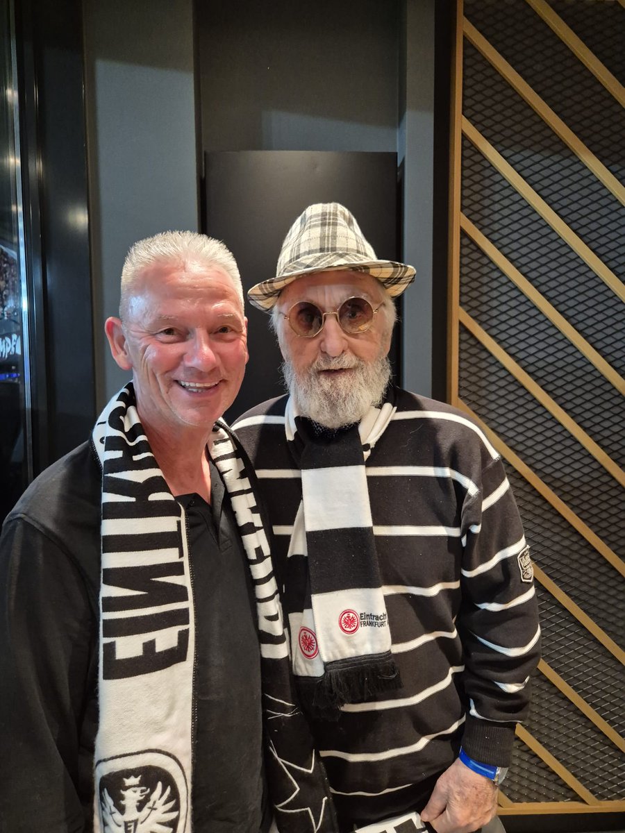 Ein herausragender <a href="/ChampionsLeague/">UEFA Champions League</a> Abend.
Unsere <a href="/Eintracht/">Eintracht Frankfurt</a> gewinnt mit 5:1 gegen <a href="/GalatasaraySK/">Galatasaray SK</a>.
Im Stadion durfte ich István #Sztani - eine #Legende der #Eintracht - treffen. Er war Teil der Frankfurter #Meistermannschaft von 1959!

#UEFA #ChampionsLeaugue #SGE #Frankfurt