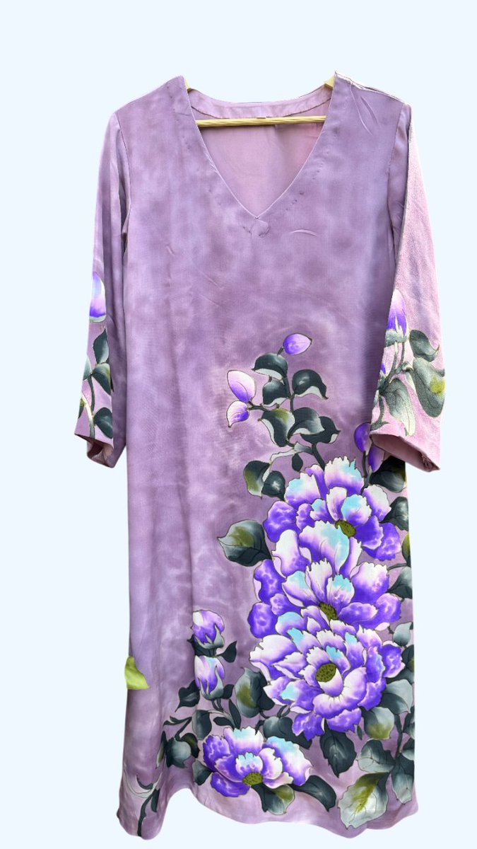 Elegance in every brushstroke.
This hand-painted kurti blends timeless artistry with comfort and style.
Diva Lifestyles – Bringing Art to Your Life.

#HandPainted #WearableArt #Kurti #SlowFashion #DivaLifestyles