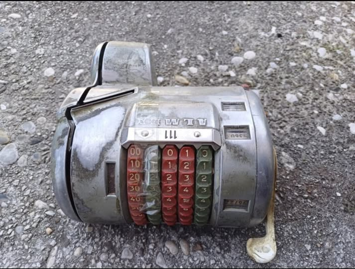 Tole mašinco pa so nekoč uporabljali kondukterji na busih ter trolejbusih. Se je še kdo spomni?